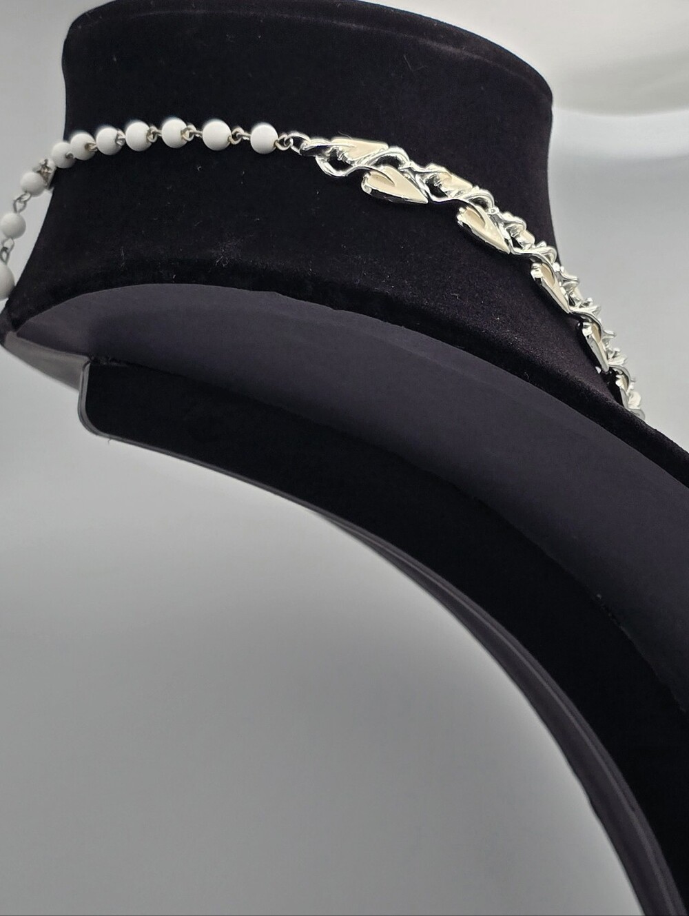 Vintage Signed 1950's Coro Cream Enamel & Silver Tone Linked Leaf Necklace - Picture 6 of 10